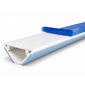 Lengte a 2m. leidingkoker zelfklevend driehoek 49x22mm wit met folie