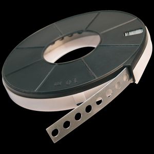 Rol a 10mtr. montageband 12x0,8mm gatmaat Ø5mm hoh 8mm verzinkt