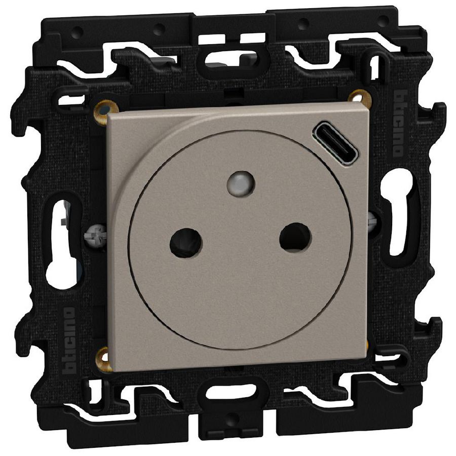 Doos a 5st. Light Now vlakke Wandcontactdoos 2P+Penaarde met USB type C